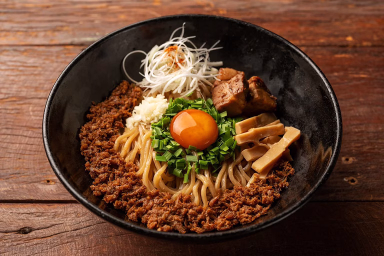 Mazesoba com gema do JoJo Ramen, no Paraíso
